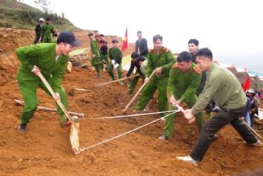 Đoàn viên thanh niên Công an huyện Trạm Tấu tham gia chương trình khai hoang 1,5 ha ruộng nước do Huyện đoàn Trạm Tấu tổ chức.