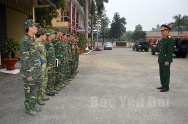 Đại tá Phạm Hồng Chương kiểm tra công tác sẵn sàng chiến đấu tại Đại đội 27 thiết giáp.  (Ảnh: Thanh Năm)