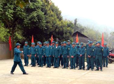 Lực lượng vũ trang huyện Trạm Tấu tham gia huấn luyện.