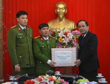 Đồng chí Tạ Văn Long - Phó Chủ tịch Thường trực UBND tỉnh tặng quà cán bộ, chiến sỹ Công an thành phố.