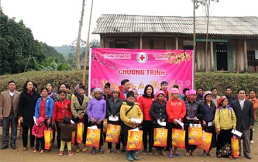 Lãnh đạo Hội CTĐ tỉnh Yên Bái cùng với Hội CTĐ thành phố Hà Nội, tổ phật tử chùa Quán Sứ, Hà Nội trao quà tết cho người dân xã Phong Dụ Hạ, huyện Văn Yên.