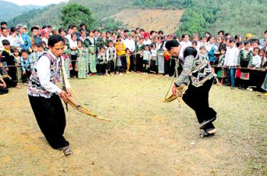 Các chàng trai Mông với vũ điệu khèn ngày xuân.