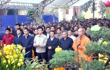 Các đồng chí lãnh đạo dâng hương tưởng niệm Sư tổ Thích Đàm Phúc.