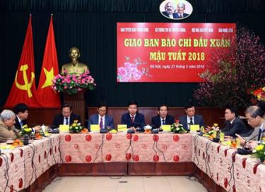 Phó Thủ tướng Chính phủ Vũ Đức Đam cùng các lãnh đạo cơ quan báo chí trong buổi giao ban báo chí đầu xuân Mậu Tuất 2018.