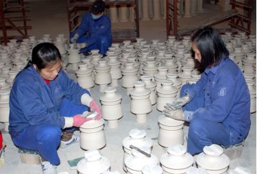 link vào dafabet ngân hàng, link vào dafabet tổ chức tín dụng trên địa bàn bám sát chỉ đạo thực hiện nhiều giải pháp tích cực huy động vốn phục vụ sản xuất của link vào dafabet doanh nghiệp địa phương. (Ảnh Thanh Chi)