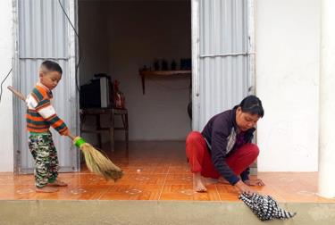 Mẹ con chị Hường dọn dẹp để đón tết trong ngôi nhà mới.