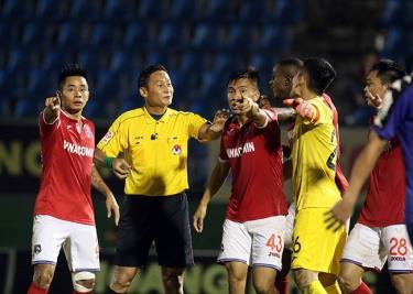 Trọng tài Trần Văn Lập không đủ điều kiện tham gia cầm còi ở V-League 2019.