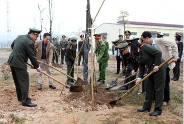 Đại diện lãnh đạo Công an tỉnh và Cục Trang bị và kho vận - Bộ Công an hưởng ứng trồng cây đầu xuân tại khuôn viên Kho Dự trữ, cấp phát tổng hợp - Dự trữ Quốc gia Tây Bắc