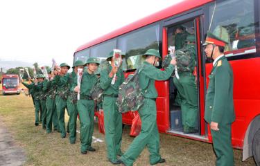 Đợt này, 100% thanh niên nhập ngũ của huyện Văn Chấn đều viết đơn tình nguyện.