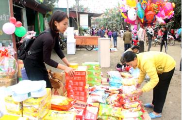 Chị Hoàng Minh Trang ở thôn Cây Tre, xã Xuân Lai phát triển kinh tế gia đình nhờ kinh doanh tạp hóa.