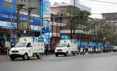 Cán bộ, nhân viên VNPT Yên Bái diễu hành ra quân sản xuất, kinh doanh năm 2019.