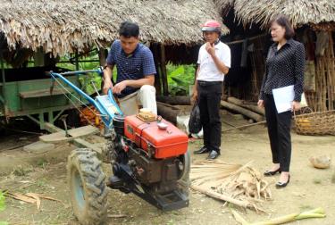 Lãnh đạo Ban Dân tộc tỉnh kiểm tra việc thực hiện chính sách hỗ trợ máy móc sản xuất cho người dân.