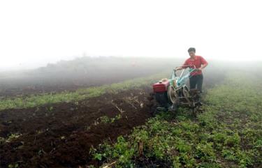 Người dân xã Khai Trung sử dụng máy móc đăng nhập dafabeto sản xuất nông nghiệp.
