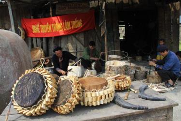 Nghề làm trống của người Dao Đỏ, huyện Sa Pa, tỉnh Lào Cai.