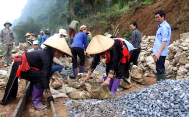 Nhân dân xã vùng cao Khai Trung làm đường giao thông nông thôn.