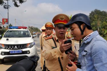 Cán bộ, chiến sỹ Phòng Cảnh sát giao thông, Công an tỉnh Yên Bái kiểm tra nồng độ cồn đối với người điều khiển phương tiện.