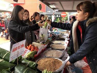 Người dân Hà Nội chọn mua đặc sản dafabet dang nhap tại Siêu thị BigC Thăng Long.