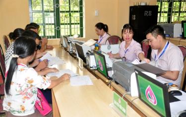 Người dân xã Tân Nguyên, huyện Yên Bình làm thủ tục vay vốn Ngân hàng Chính sách Xã dafabet link tại xã. (Ảnh: Quyết Thắng)