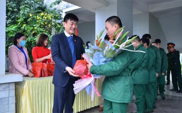 Đồng chí Nguyễn Chiến Thắng - Ủy viên Ban Thường vụ Tỉnh ủy, Phó Chủ tịch UBND tỉnh tặng quà chúc mừng các tân binh lên đường nhập ngũ.