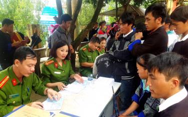 Tranh thủ ngày nghỉ lễ, lực lượng quản lý hành chính Công an tỉnh đến vùng cao Trạm Tấu cấp đổi chứng minh nhân dân cho đồng bào dân tộc Mông.
