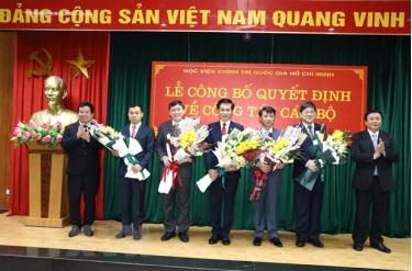 Giáo sư-tiến sỹ Nguyễn Xuân Thắng, Giám đốc Học viện Chính trị quốc gia Hồ Chí Minh tặng hoa, chúc mừng các cán bộ lãnh đạo mới được bổ nhiệm.