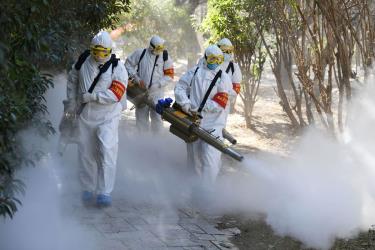 Nhân viên y tế phun thuốc khử trùng. Số ca nhiễm mới virus corona tại Hồ Bắc giảm mạnh trong ngày 19/2.