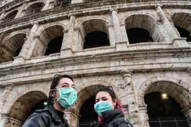 Du khách đeo khẩu trang bên ở Rome, Italia.