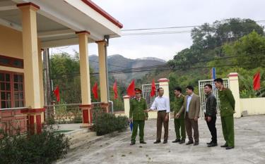 Lãnh đạo xã Lâm Giang cùng Ban Công an xã kiểm tra phương án đảm bảo an ninh trật tự.