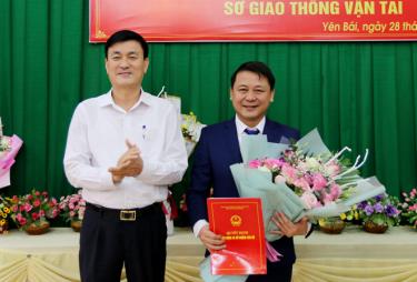 Đồng chí Nguyễn Chiến Thắng - Ủy viên Ban Thường vụ Tỉnh ủy, Phó Chủ tịch UBND tỉnh trao Quyết định bổ nhiệm cho đồng chí Trần Việt Dũng.