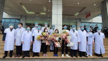 Doctors congratulate three nCoV patients on their discharge from hospital, Hanoi, February 10, 2020.
