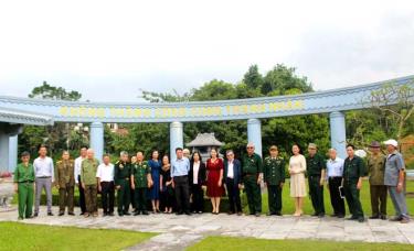 The tomb relic complex of Nguyen Thai Hoc and the patriots who sacrificed their lives in the Yen Bai Uprising on the banks of the Yen Hoa Park, Yen Bai city.