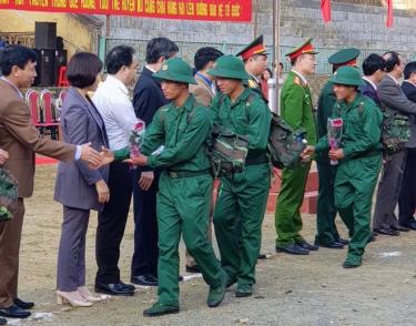 Tuổi trẻ Yên Bái sẵn sàng lên đường nhập ngũ.