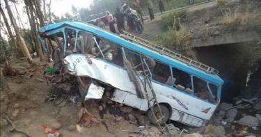 Hiện trường một vụ tai nạn xe buýt tại Ethiopia.