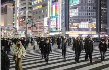 Người dân di chuyển trên đường phố tại Tokyo, Nhật Bản, ngày 22/1/2021.