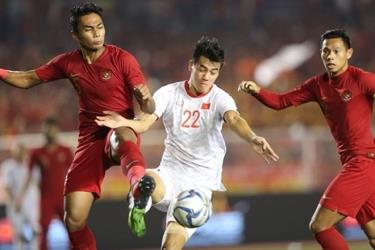 U22 Indonesia (áo đỏ) quyết tranh Huy chương vàng môn bóng đá nam SEA Games 31 tại Việt Nam.