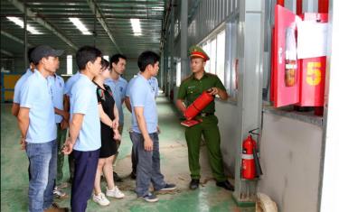 Cán bộ phòng cháy, chữa cháy kiểm tra và hướng dẫn sử dụng thiết bị phòng cháy cho lực lượng chữa cháy cơ sở.