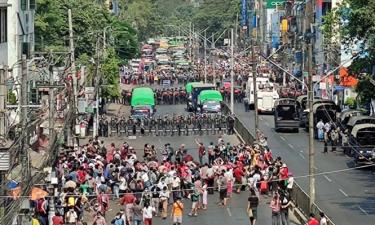Người dân Myanmar xuống đường biểu tình ngày 6/2 ở Yangon