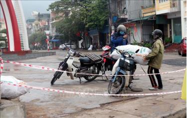 Cung cấp lương thực cho người dân vùng phong tỏa tại Vân Đồn.