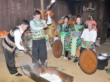 Đồng bào Mông huyện Trạm Tấu giã bánh dày ăn tết Nguyên đán.