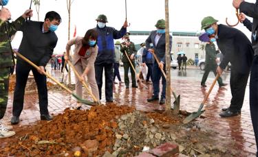 Hưởng ứng Tết trồng cây Đời đời nhớ ơn Bác Hồ sáng nay - 17/2, mọi người đều thực hiện các biện pháp phòng, chống dịch Covid-19 theo quy định.