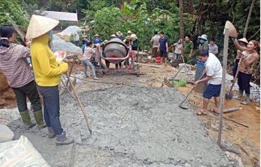 Người dân huyện Lục Yên tích cực hưởng ứng Cuộc vận động “Toàn dân đoàn kết xây dựng nông thôn mới, đô thị văn minh” qua việc tham gia bê tông hóa giao thông nông thôn.