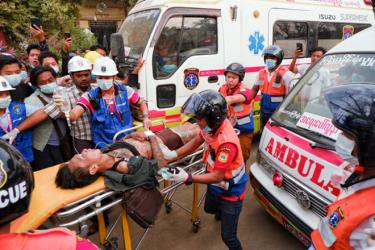 Một người đàn ông trong cuộc biểu tình ngày 20-2 tại thành phố Mandalay, Myanmar, được đưa đi cấp cứu