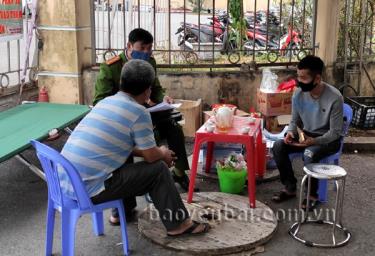 Lực lượng chức năng tiến hành lập biên bản 2 hai trường hợp lái xe ô tô không chấp hành các biện pháp phòng, chống dịch bệnh COVID -19 chiều 21/2 .