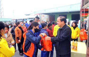 Đồng chí Tạ Văn Long - Phó Bí thư Thường trực Tỉnh uỷ Yên Bái trao quà cho người lao động tại Công ty CP An Tiến Industries tại “Tết Sum vầy 2021”.