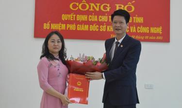 Đồng chí Phó Chủ tịch Thường trực UBND tỉnh trao Quyết định và tặng hoa đồng chí Phạm Thị Mai Hương.