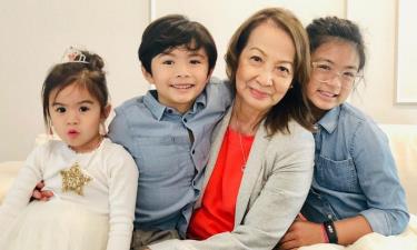 Bà Loan Le (áo đỏ) và ba cháu ngoại Olivia (phải), Edison (bên trái bà Loan Le) và Colette (trái).