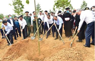 Thủ tướng Chính phủ Nguyễn Xuân Phúc cùng lãnh đạo Đảng, Nhà nước, lãnh đạo tỉnh Tuyên Quang trồng cây xanh tại Lễ phát động.