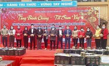 Trường Trung cấp Dân tộc nội trú Nghĩa Lộ tổ chức Chương trình “Tặng bánh chưng - Tết sum vầy” cho người nghèo, học sinh nghèo nhân dịp đón xuân Tân Sửu 2021.