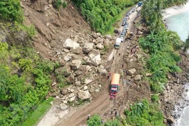 Hiện trường một vụ lở đất tại Majene, Tây Sulawesi, Indonesia, ngày 19/1/2021.
