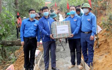 Lãnh đạo Tỉnh đoàn Yên Bái tặng quà cho đội thanh niên tình nguyện tại thôn Cang Dông, xã Pá Hu, huyện Trạm Tấu.
